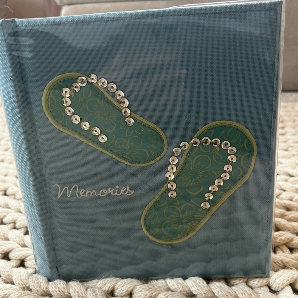 Never used flip flop “memories” photo album holds 200